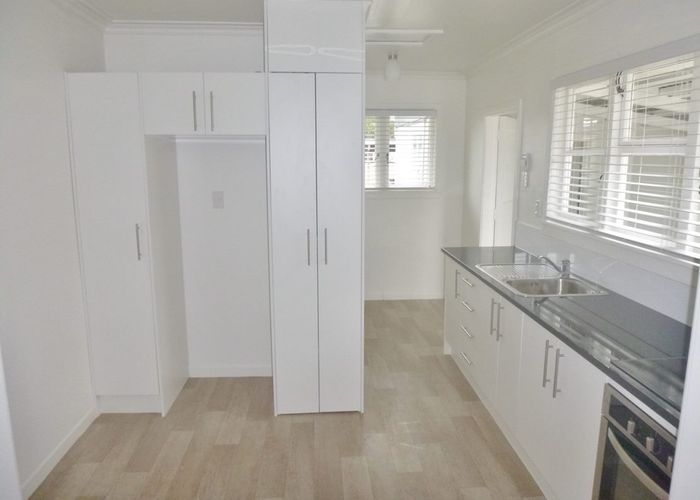  at 6 Tennessee Avenue, Mangere East, Manukau City, Auckland