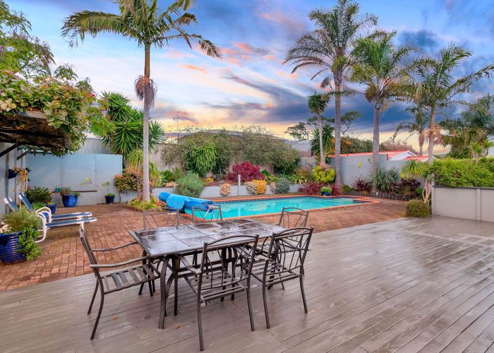  at 43 Hoskins Avenue, Hillsborough, Auckland