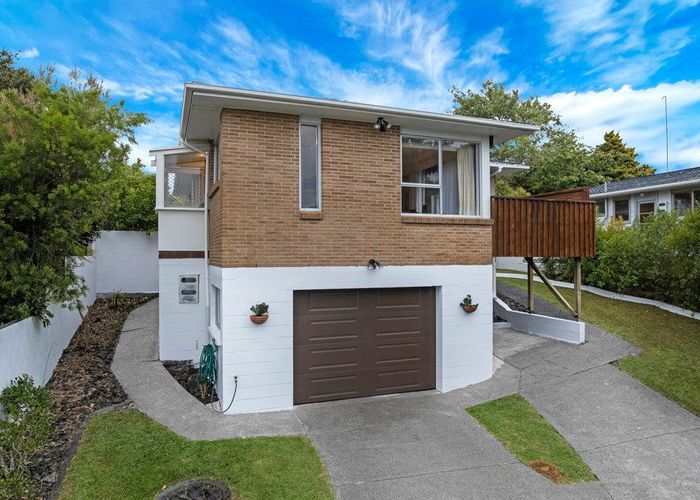  at 3 Dundas Place, Henderson, Waitakere City, Auckland