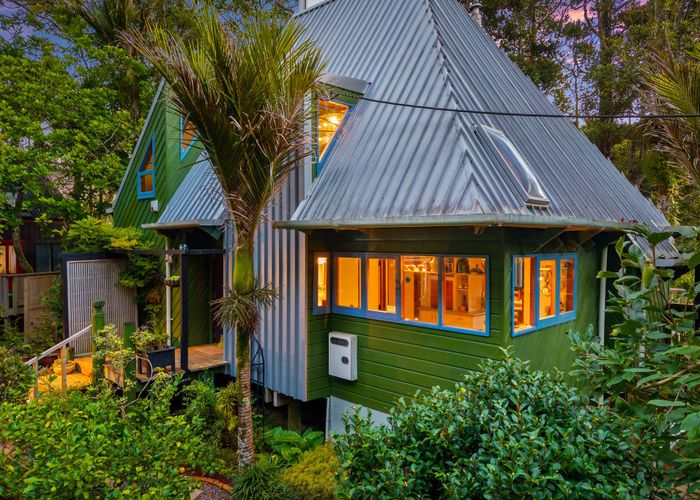  at 8 Valley View Road, Titirangi, Waitakere City, Auckland