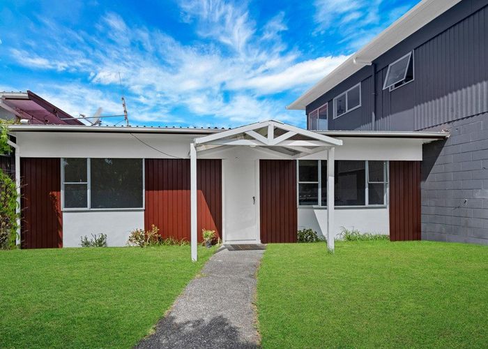  at 2/94 Chivalry Road, Glenfield, North Shore City, Auckland