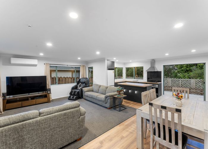  at 2/24 Somerset Road, Mount Roskill, Auckland City, Auckland