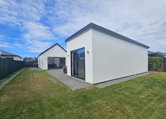  at 2/21 Blakes Road, Belfast, Christchurch