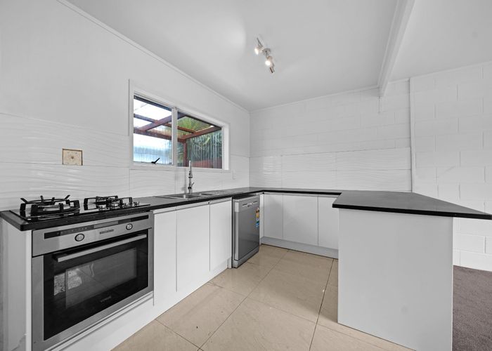  at 2/94 Chivalry Road, Glenfield, North Shore City, Auckland