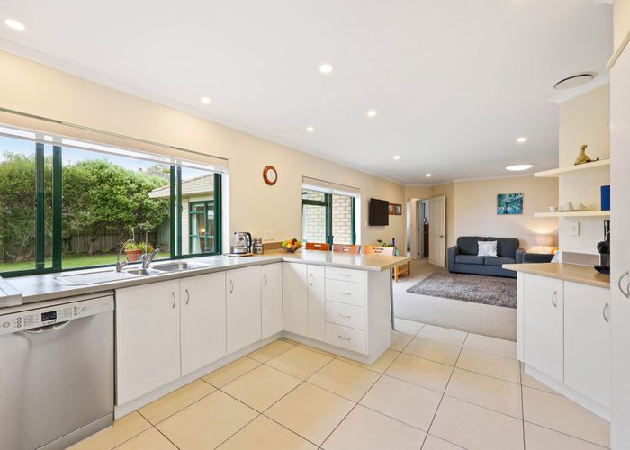  at 8 Amesbury Rise, Henderson, Waitakere City, Auckland