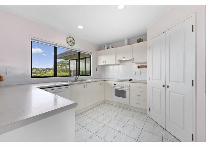  at 2/37 Woodlands Crescent, Browns Bay, Auckland