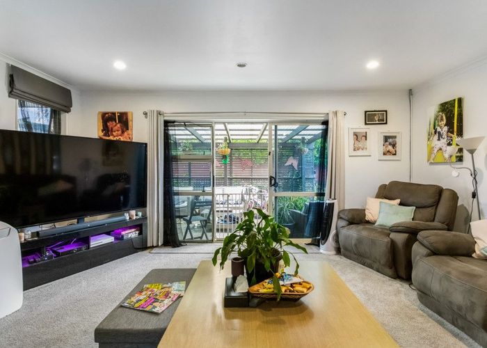  at 38 Morewa Place, Takanini