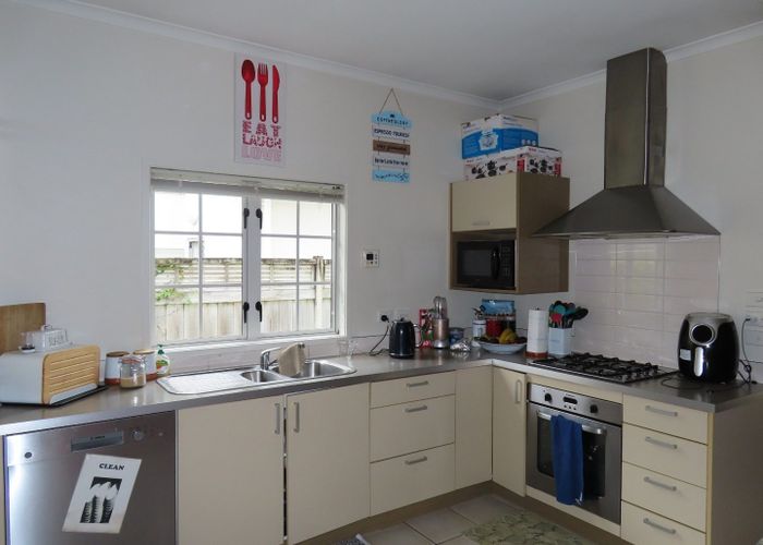  at 27 Mulvaney Crescent, Henderson, Waitakere City, Auckland
