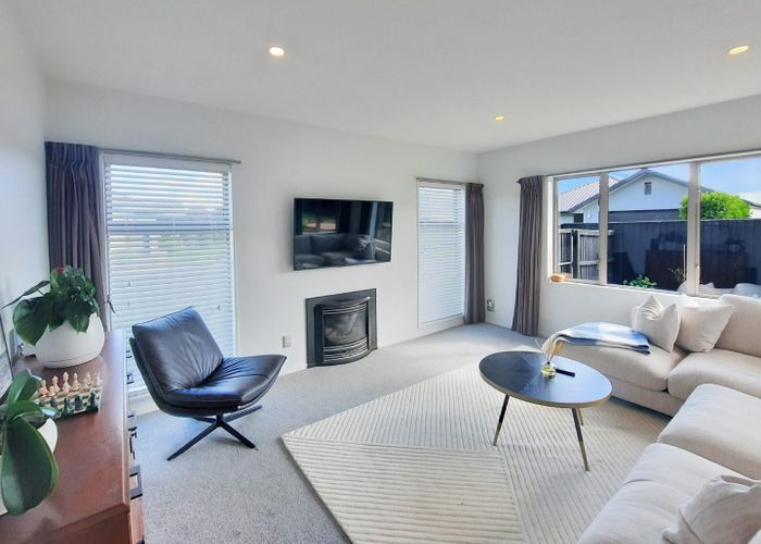  at 8 Fredrica Lane, Heathcote, Christchurch City, Canterbury