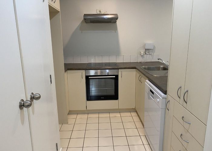 For rent 13F/30 John Jennings Drive, Oteha, North Shore City