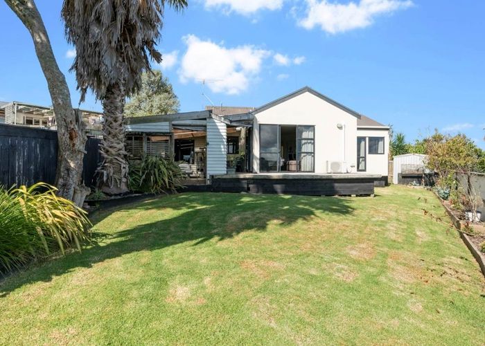  at 2/884 East Coast Road, Northcross, Auckland