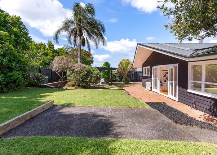  at 9 Tudward Glade, Hillcrest, Auckland