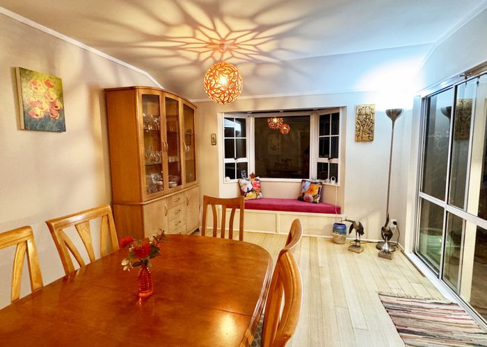  at 6 Mosman Place, Chatswood, Auckland