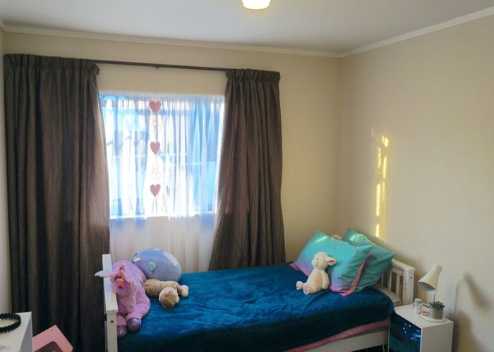  at 2/14 Sandgate Avenue, Botany Downs, Auckland