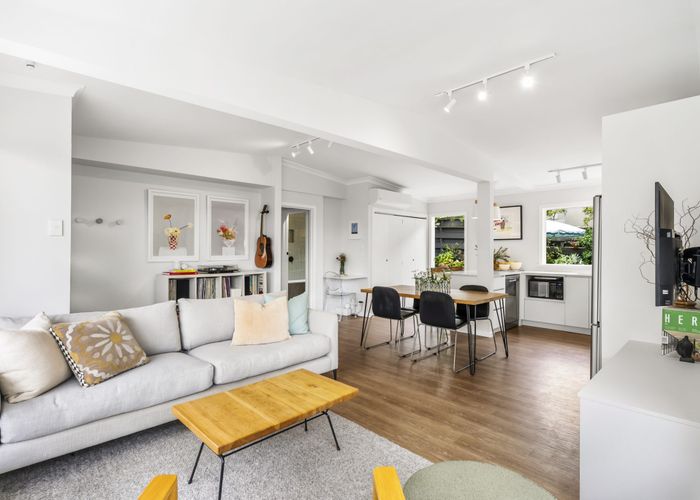  at 2/17 Seacliffe Avenue, Belmont, Auckland