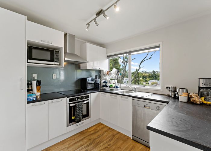  at 2/247 Wairau Road, Totara Vale, North Shore City, Auckland