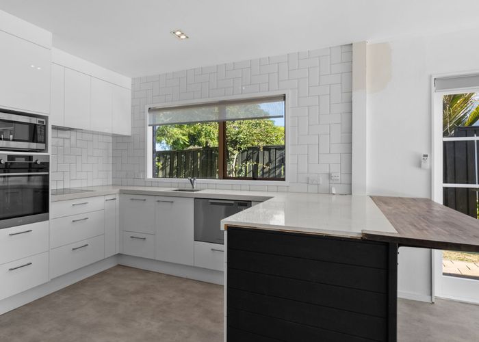  at 2/17 Hawkins Street, Meadowbank, Auckland