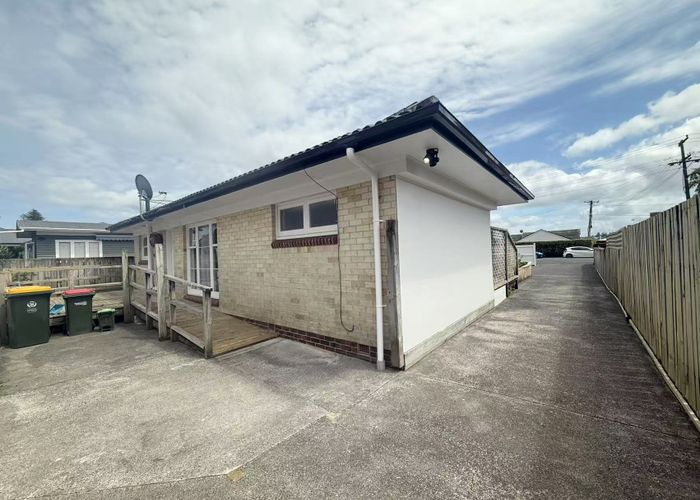  at 2/11 Church Road, Māngere Bridge, Auckland