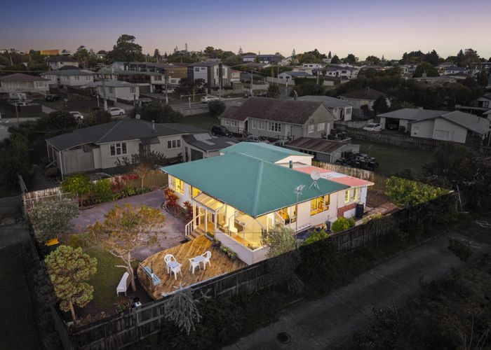  at 123 Universal Drive, Henderson, Waitakere City, Auckland