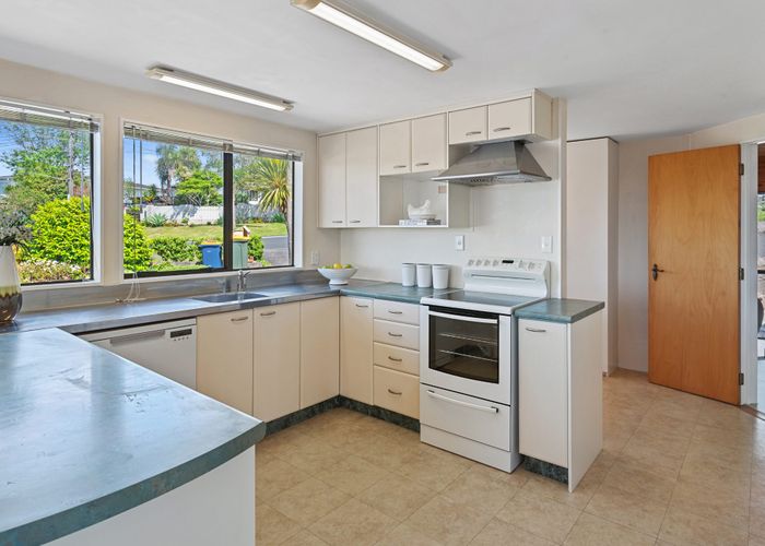  at 852 Beach Road, Waiake, Auckland