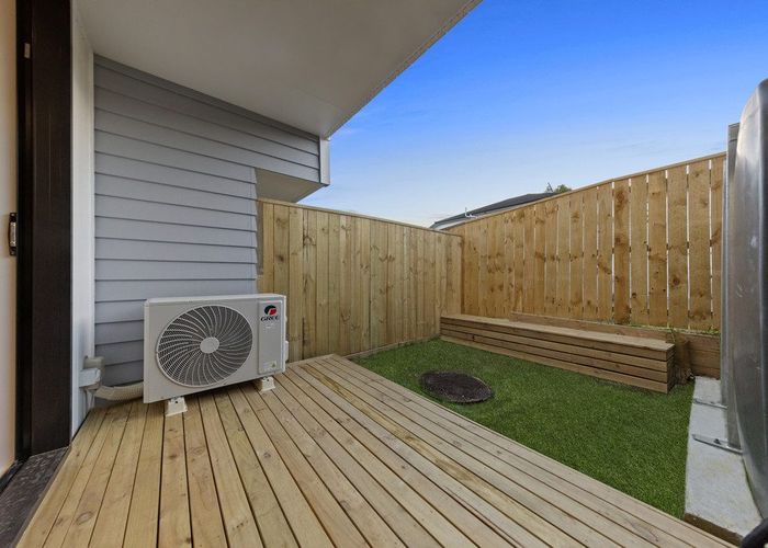  at 6/24 Seaview Road, Glenfield, Auckland