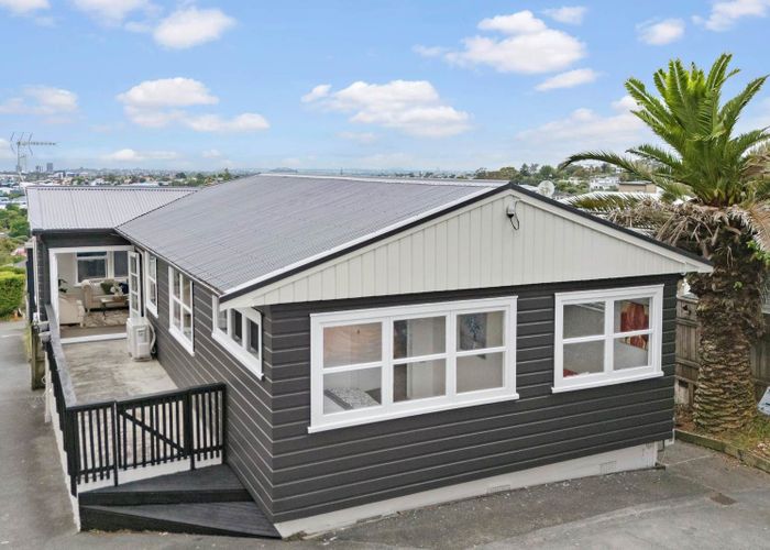  at 559 Glenfield Road, Glenfield, North Shore City, Auckland