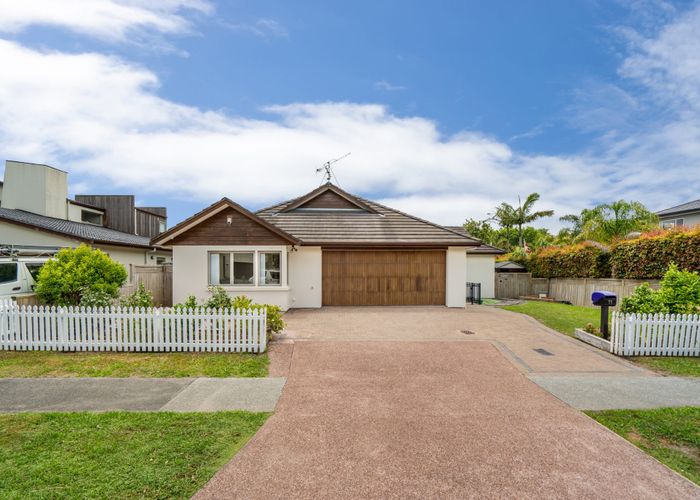  at 11 English Oak Drive, Schnapper Rock, Auckland