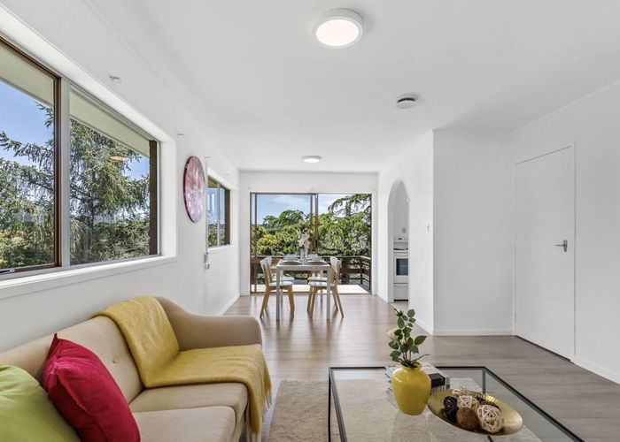  at 2/12 Hollyhock Place, Browns Bay, Auckland