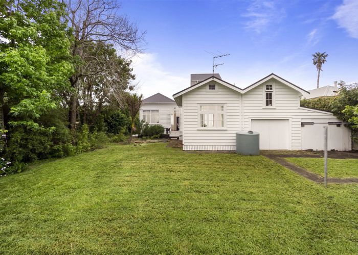  at 9 Summer Street, Stanley Point, Auckland