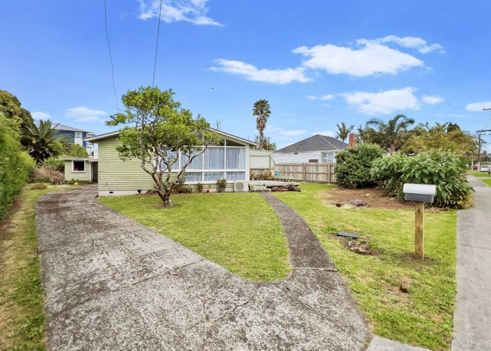  at 10 Keeling Road, Henderson, Auckland