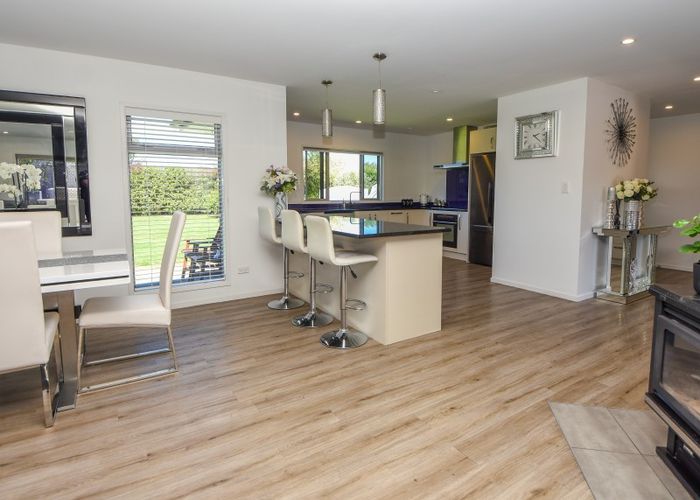  at 2 The Glade, Carterton, Carterton