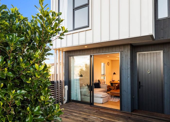  at 31/82 East Coast Road, Milford, North Shore City, Auckland