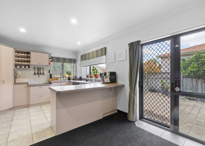  at 16 Hastings Place, Hamilton Lake, Hamilton, Waikato