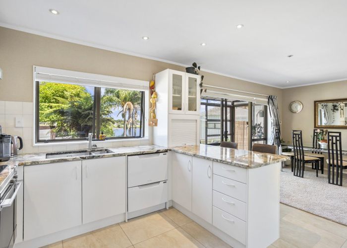  at 2/22 Bramley Drive, Farm Cove, Manukau City, Auckland