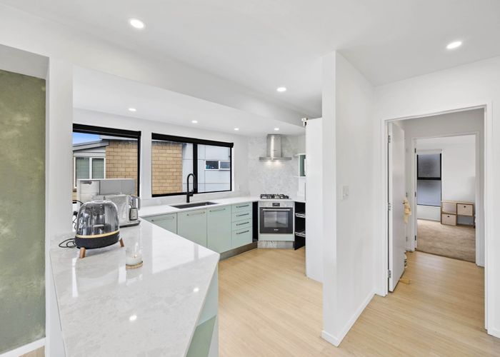  at 2/4 Rogers Avenue, Eastern Beach, Manukau City, Auckland