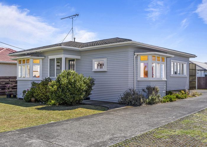  at 1/135 Shakespeare Road, Milford, Auckland