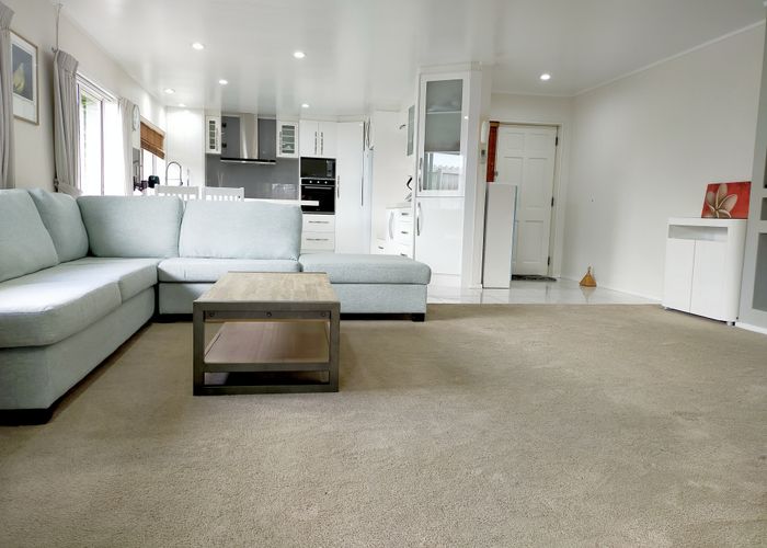  at 2/8 Bowscale Place, Northpark, Auckland