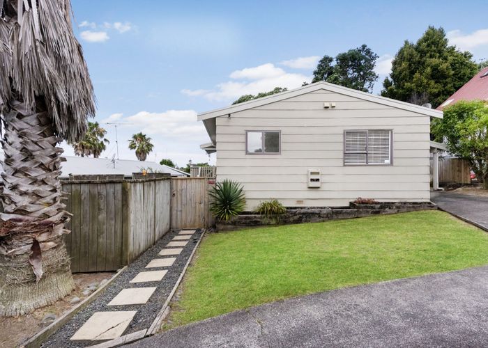 at 2/38A Nor'East Drive, Northcross, North Shore City, Auckland