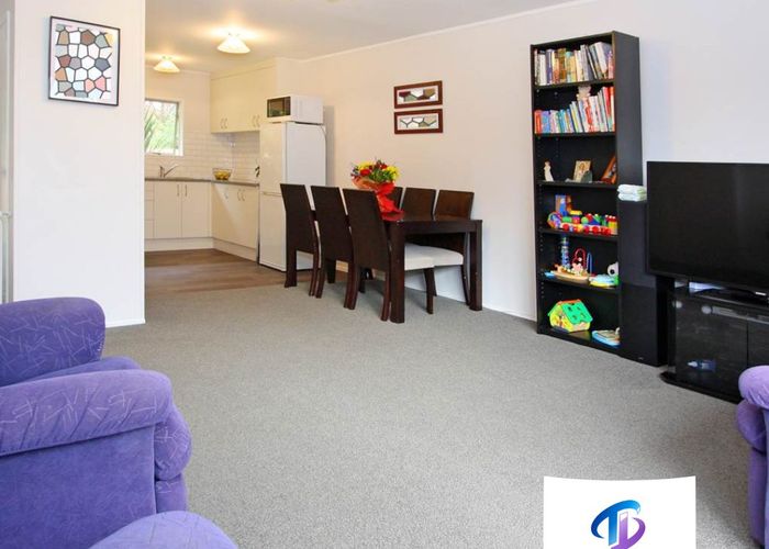  at 2/20 Challen Close, Conifer Grove, Papakura, Auckland