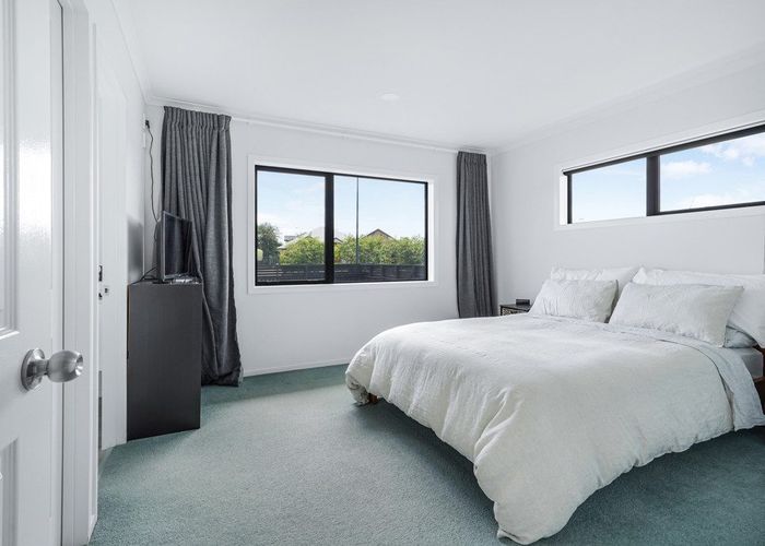  at 1 Harrogate Place, Grandview Heights, Hamilton