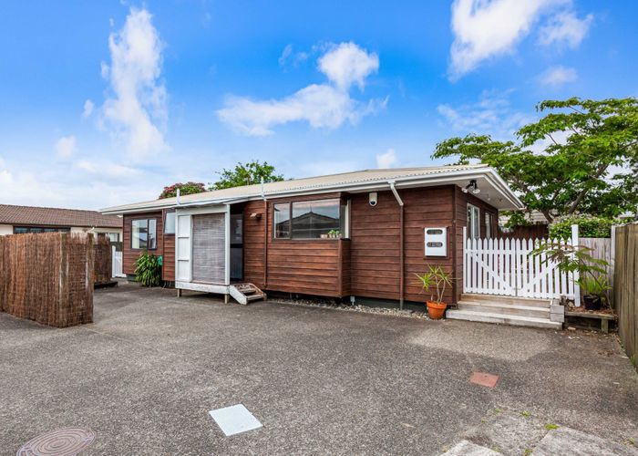  at 1/16 Glenhaven Place, Te Atatu Peninsula, Auckland