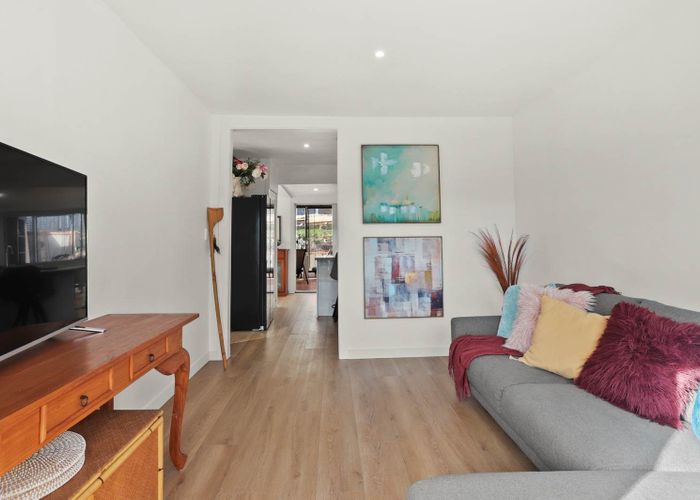  at 9 Rangeview Road, Sunnyvale, Auckland