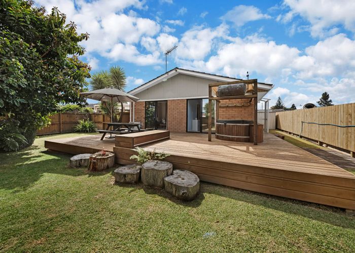  at 2/3 Papatahi Place, Henderson, Waitakere City, Auckland