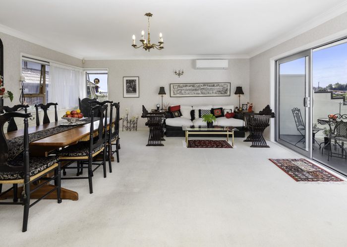  at 2/5 Sunderlands Road, Half Moon Bay, Auckland