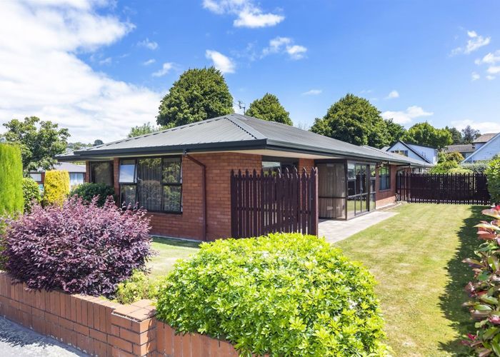  at 2b Thorrington Road, Cashmere, Christchurch City, Canterbury
