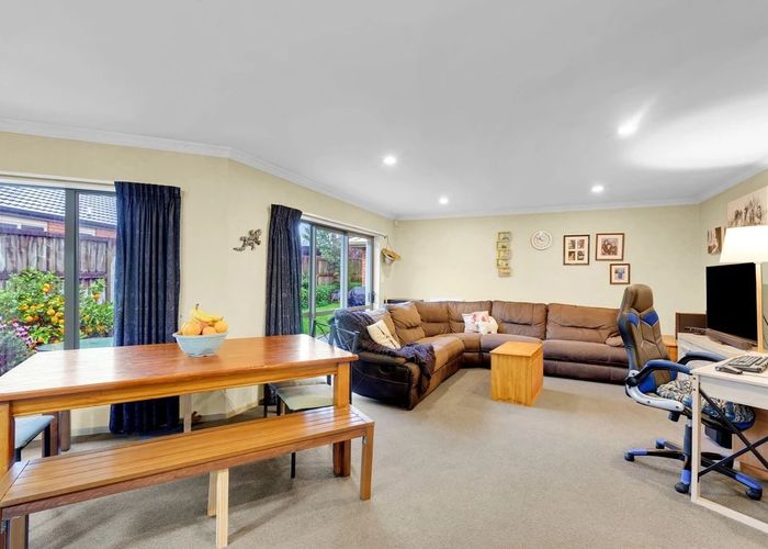  at 1 Grasmere Court, Huntington, Hamilton