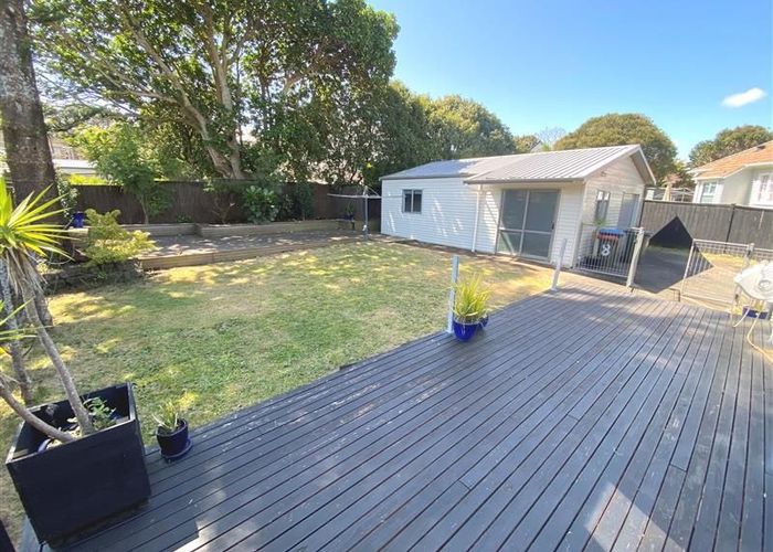  at 8 Smith Crescent, Onehunga, Auckland