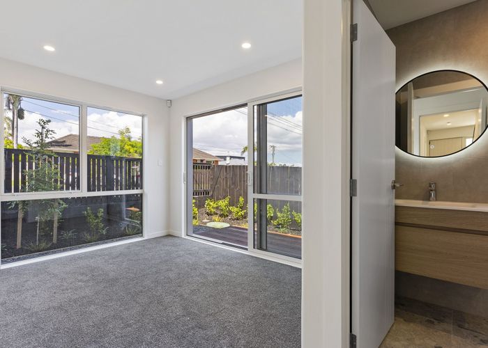  at 1-8/3 Corrella Road, Belmont, North Shore City, Auckland
