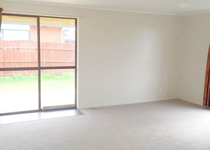  at 2/16 Secretariat Place, Randwick Park, Auckland