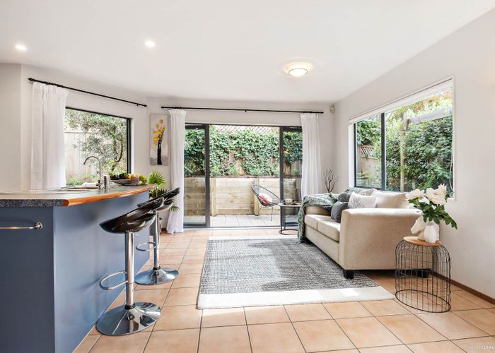  at 2/7 Jutland Street, Mairangi Bay, Auckland